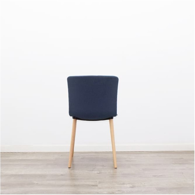 Silla de espera tapizada en azul con patas de madera