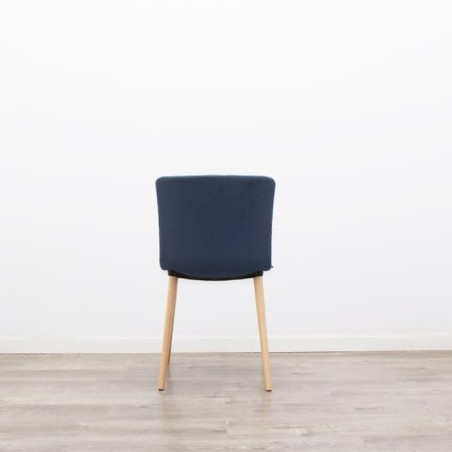 Silla de espera tapizada en azul con patas de madera