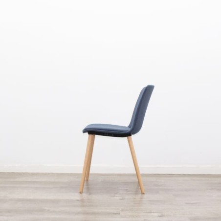 Silla de espera tapizada en azul con patas de madera