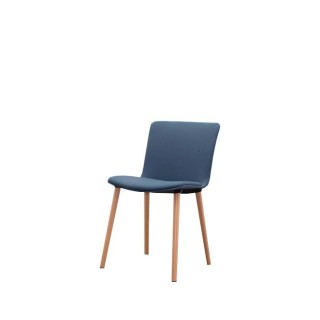 Silla de espera tapizada en azul con patas de madera