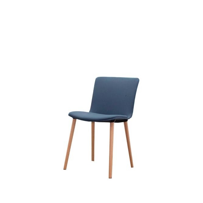 Silla de espera tapizada en azul con patas de madera