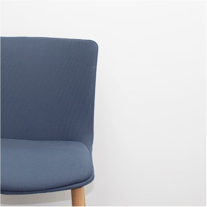 Silla de espera tapizada en azul con patas de madera