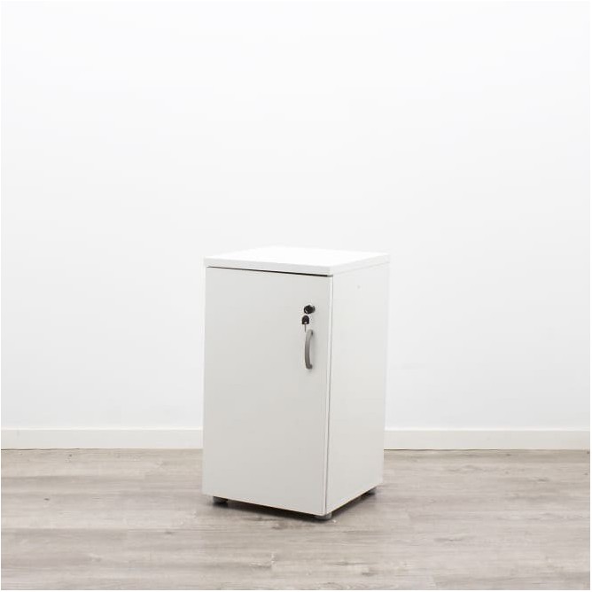 Armario bajo blanco con puertas y tiradores 80cm