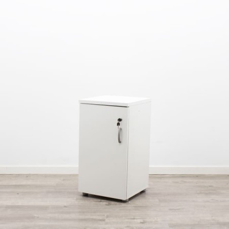 Armario bajo blanco con puertas y tiradores 80cm