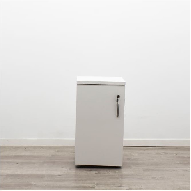 Armario bajo blanco con puertas y tiradores 80cm