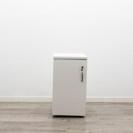 Armario bajo blanco con puertas y tiradores 80cm