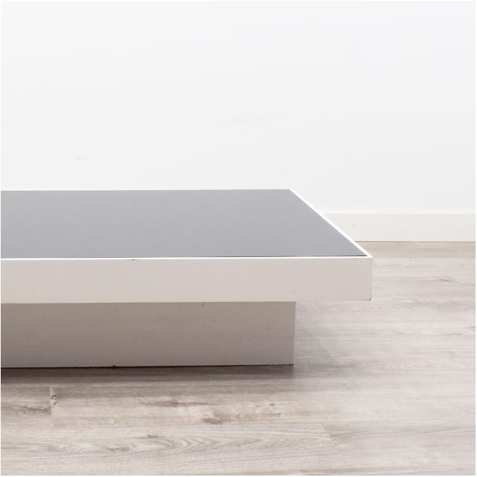 Mesa de centro blanca y cristal negro