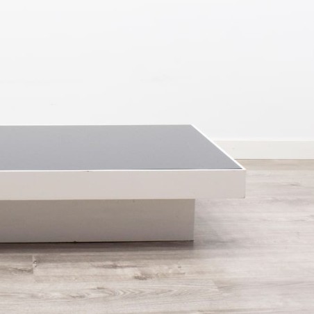 Mesa de centro blanca y cristal negro