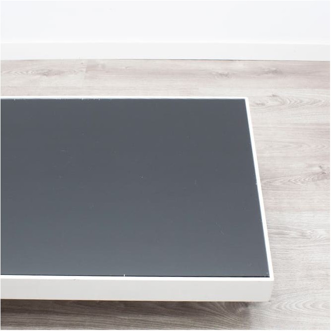 Mesa de centro blanca y cristal negro