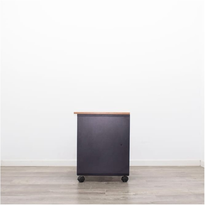 Mesa auxiliar con ruedas y balda en gris o negra
