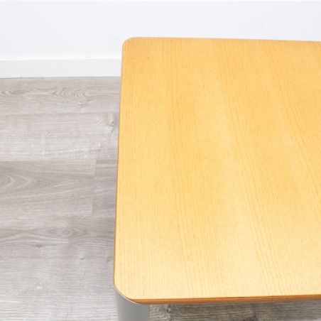 Mesa de rincón en roble con patas grises cilíndricas