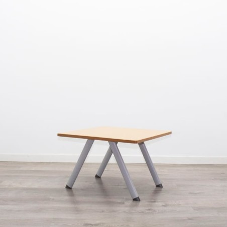 Mesa de rincón en peral con patas grises
