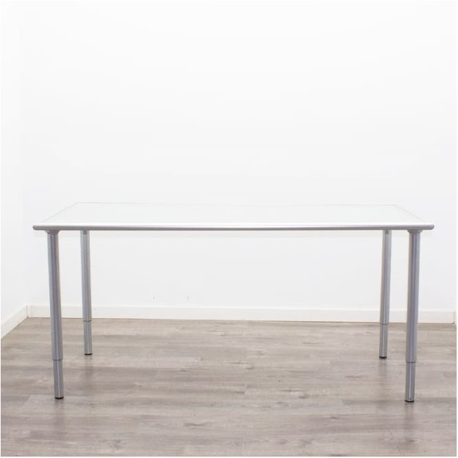 Mesa operativa con tapa de cristal y pata tubular de 157cm