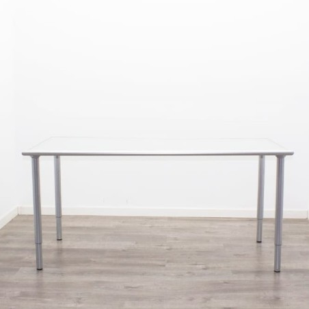 Mesa operativa con tapa de cristal y pata tubular de 157cm