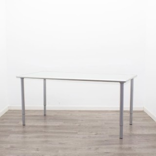 Mesa operativa con tapa de cristal y pata tubular de 157cm 2