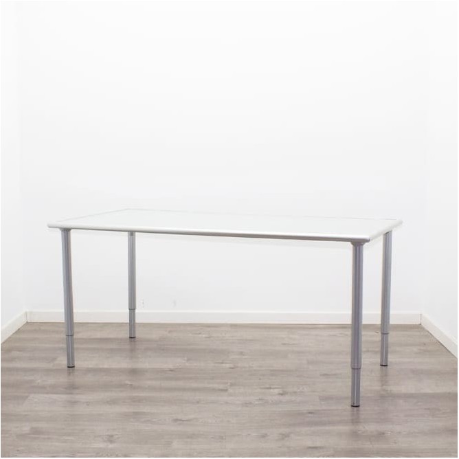 Mesa operativa con tapa de cristal y pata tubular de 157cm