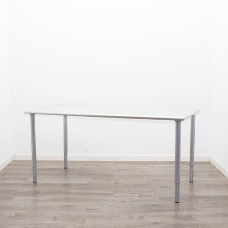 Mesa operativa con tapa de cristal y pata tubular de 157cm