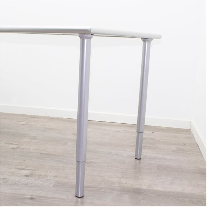 Mesa operativa con tapa de cristal y pata tubular de 157cm