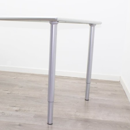 Mesa operativa con tapa de cristal y pata tubular de 157cm