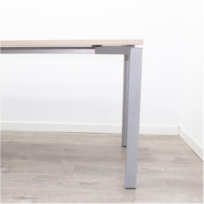 Mesa operativa color a elegir y estructura gris de 160cm