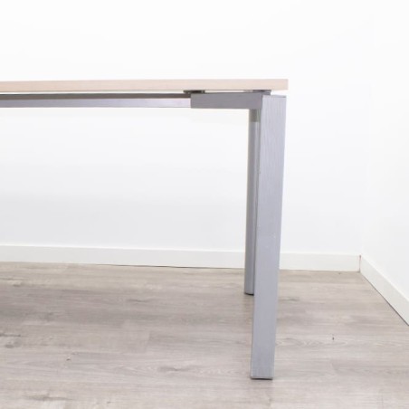 Mesa operativa color a elegir y estructura gris de 160cm