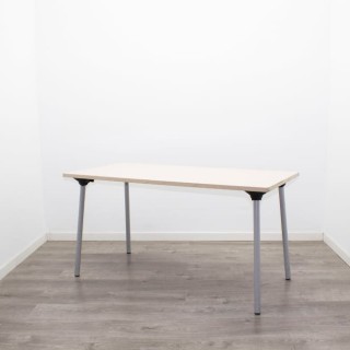 Mesa operativa patas plegables grises y tapa arena de 139,5cm 2