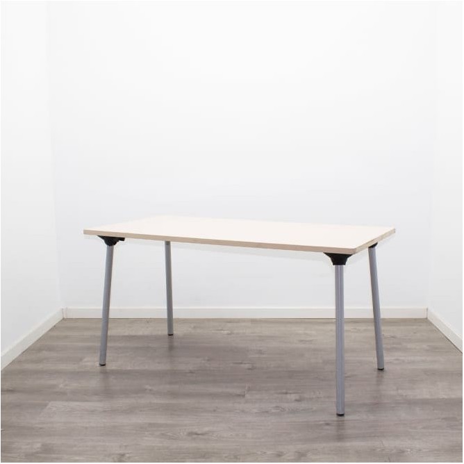 Mesa operativa patas plegables grises y tapa arena de 139,5cm