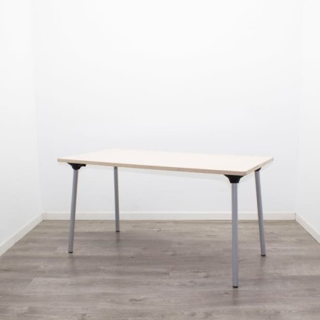 Mesa operativa patas plegables grises y tapa arena de 139,5cm