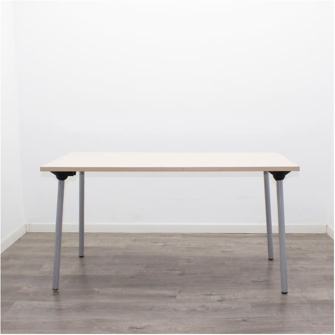 Mesa operativa patas plegables grises y tapa arena de 139,5cm