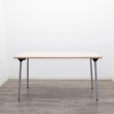 Mesa operativa patas plegables grises y tapa arena de 139,5cm