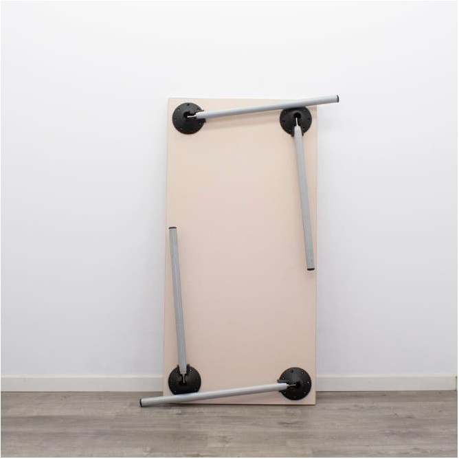 Mesa operativa patas plegables grises y tapa arena de 139,5cm