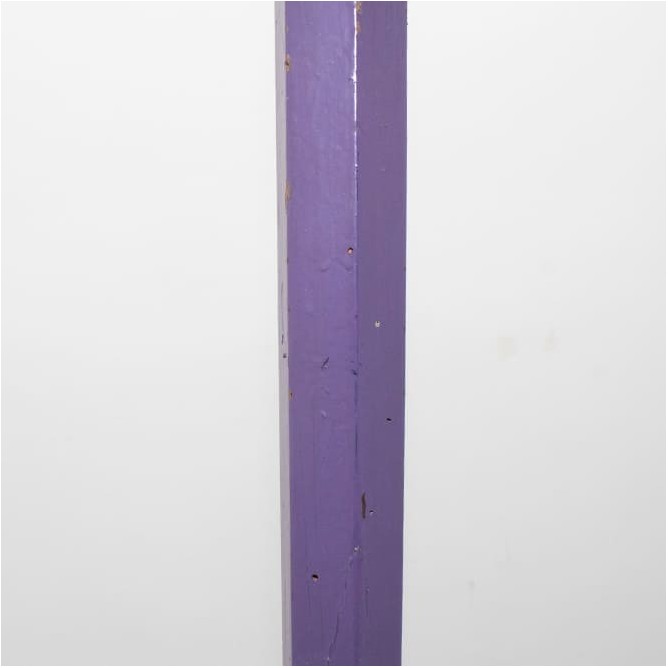 Perchero de madera morada de pie con 6 colgadores