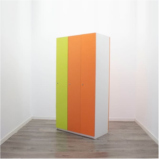 Taquilla de 3 cuerpos con puertas verde y naranjas de 90cm