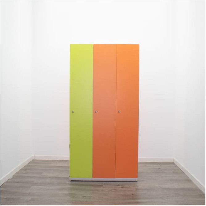 Taquilla de 3 cuerpos con puertas verde y naranjas de 90cm