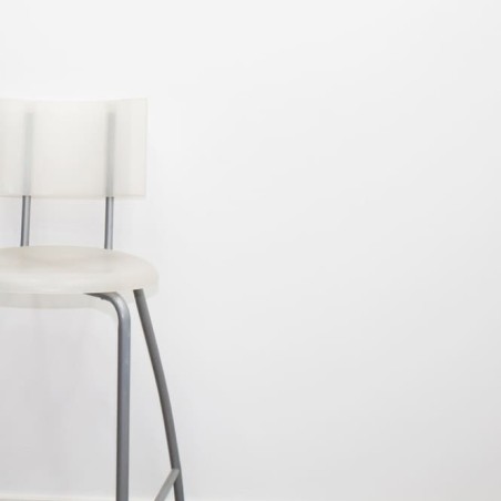 Taburete fijo de PVC blanco y respaldo
