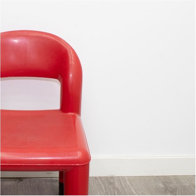 Silla escolar en polipropileno rojo