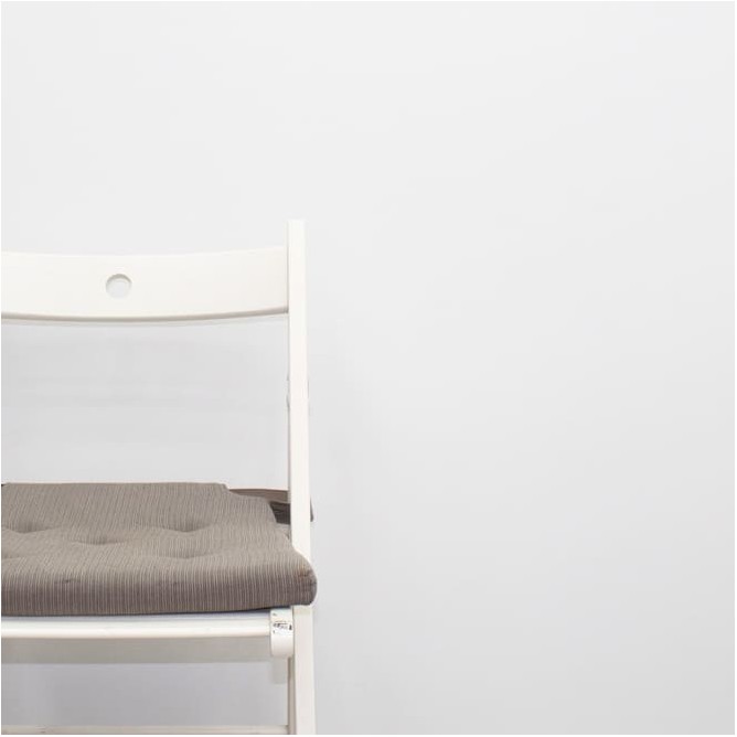 Silla colectividad plegable en madera blanca con cojín