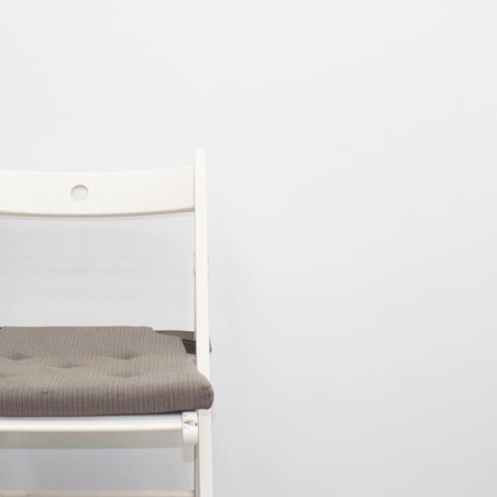 Silla colectividad plegable en madera blanca con cojín
