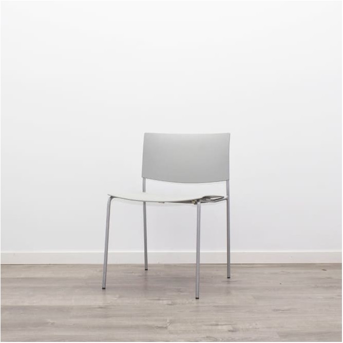 Silla colectividad con asiento y respaldo en PVC gris