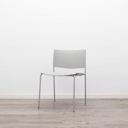 Silla colectividad con asiento y respaldo en PVC gris