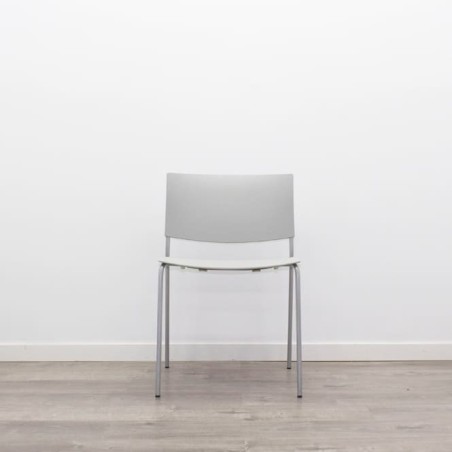 Silla colectividad con asiento y respaldo en PVC gris