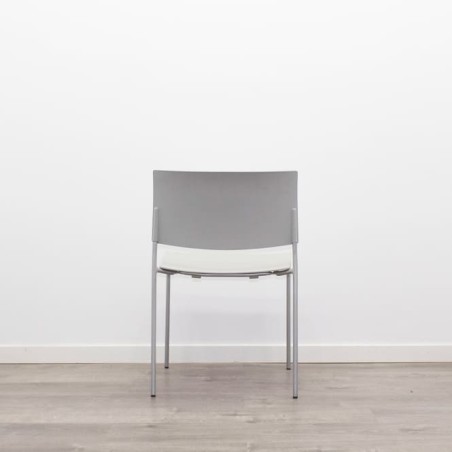 Silla colectividad con asiento y respaldo en PVC gris