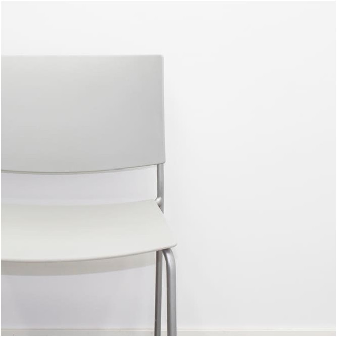 Silla colectividad con asiento y respaldo en PVC gris