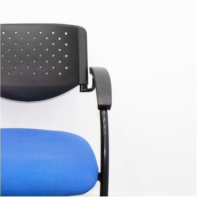 Silla confidente con base patín o negra y respaldo medio en PVC