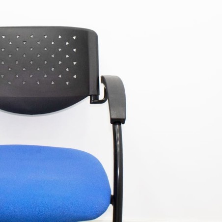 Silla confidente con base patín o negra y respaldo medio en PVC