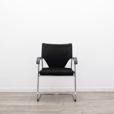 Silla confidente con base patín tapizado negro