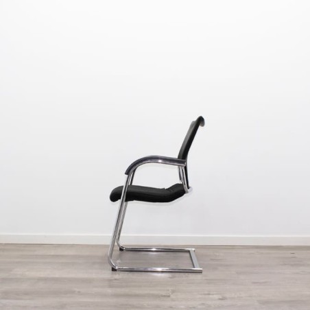 Silla confidente con base patín tapizado negro