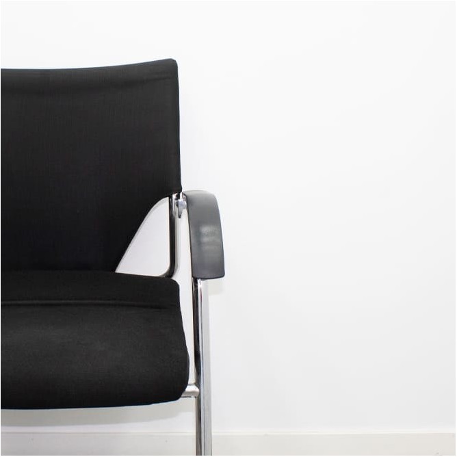 Silla confidente con base patín tapizado negro