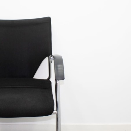 Silla confidente con base patín tapizado negro