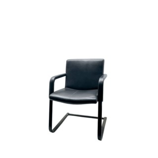 silla confidente en napel negro y base patín